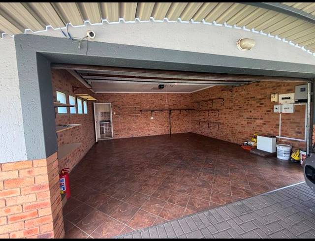 3 BEDROOM TOWNHOUSE FOR SALE IN AERORAND